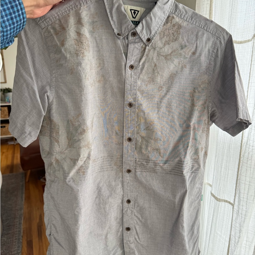 VISSLA Short-Sleeve Button-Down Shirt in Light Gray with Subtle Print
